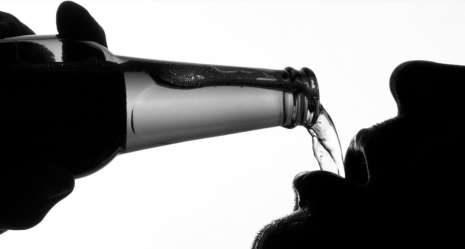 Részeg fiúkat kezelő kórházi ápolókra támadtak az agresszív szülők