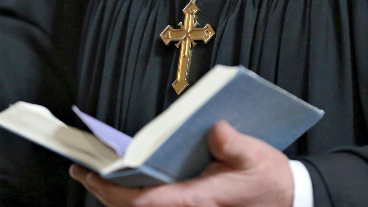 Orbán elvtárs, nem jön ez össze: Bencsik elvtárs kereszténységről oktatja a pápát