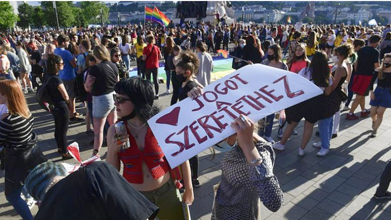 Pénzmegvonással büntethet az EU a melegellenes törvény miatt