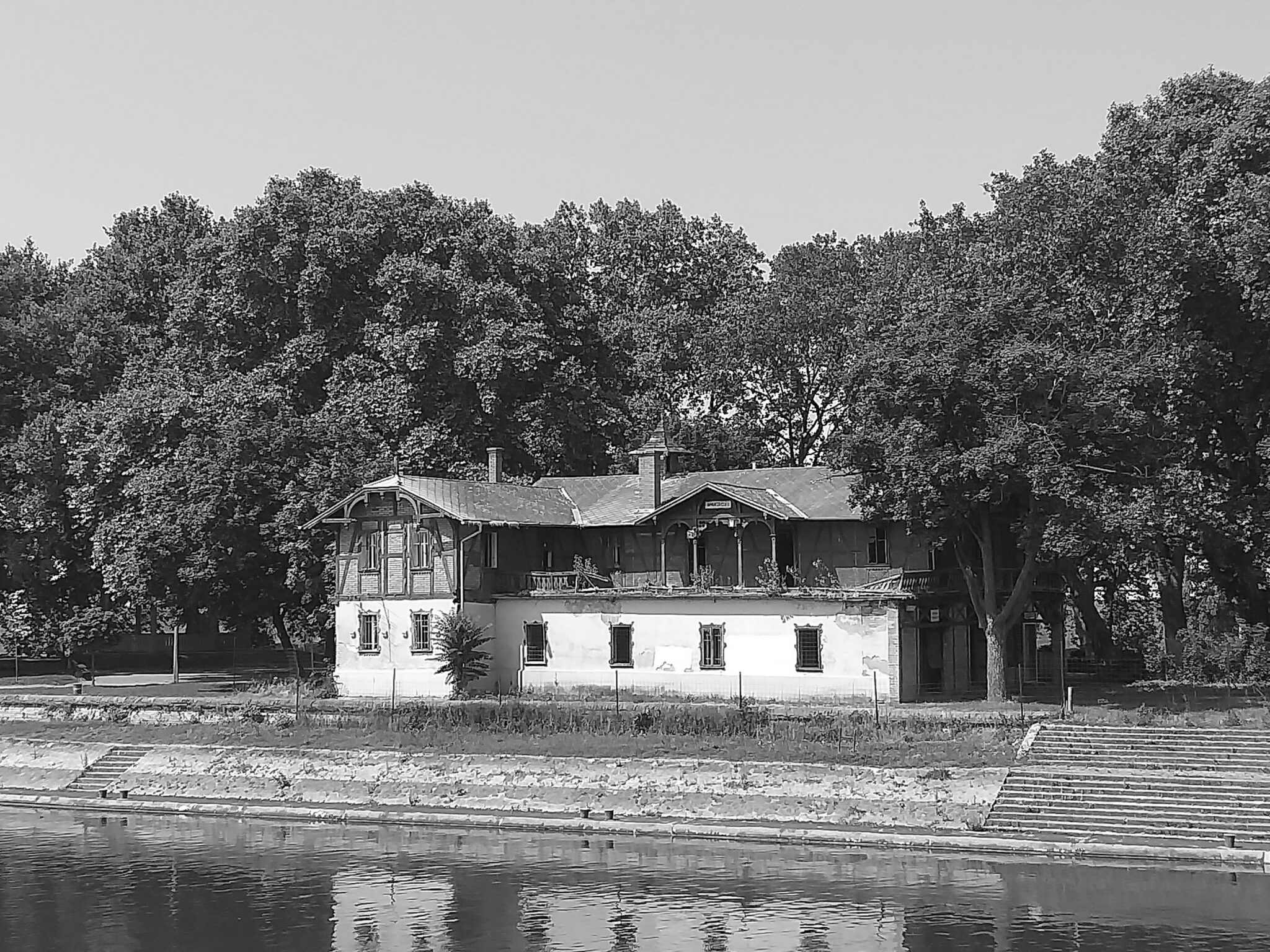 Győr 750 éves: műemlék csónakház összeomlás előtt a város közepén