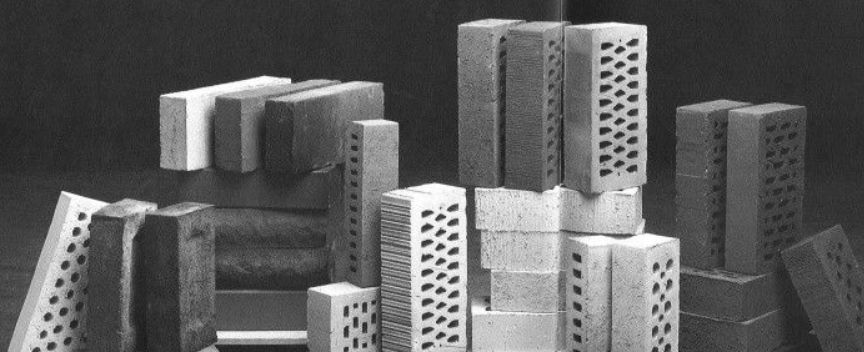 Téglaárak: rajtaütés formájában vizsgálódik a Versenyhivatal