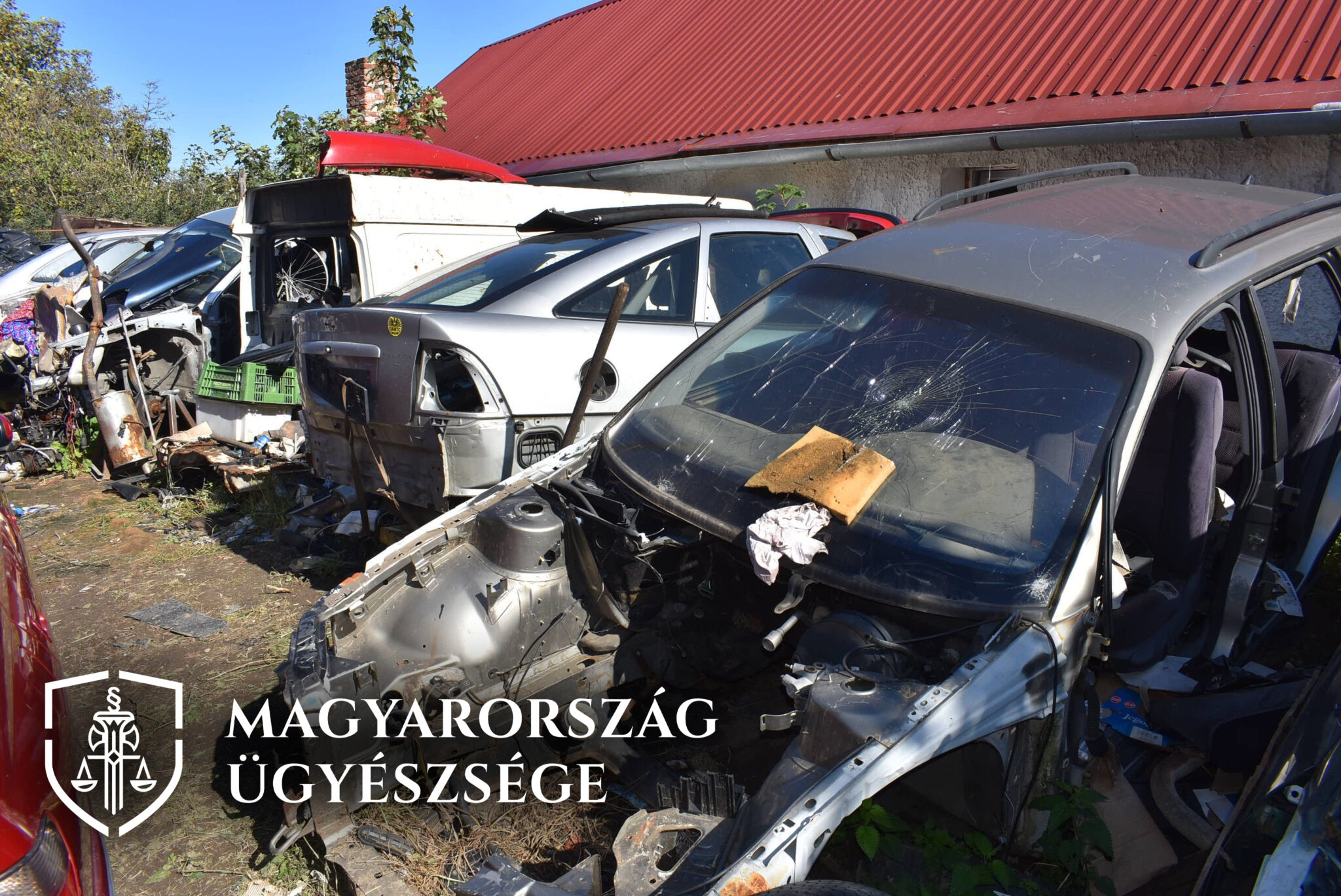 Engedély nélkül bontott autókat – hulladék az udvaron