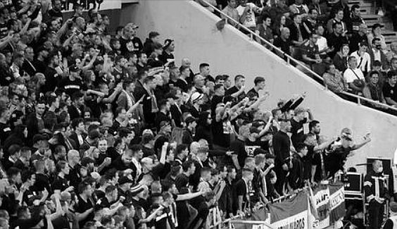 Orbán beleegyezésével balhéznak a feketeingesek a válogatott meccsein