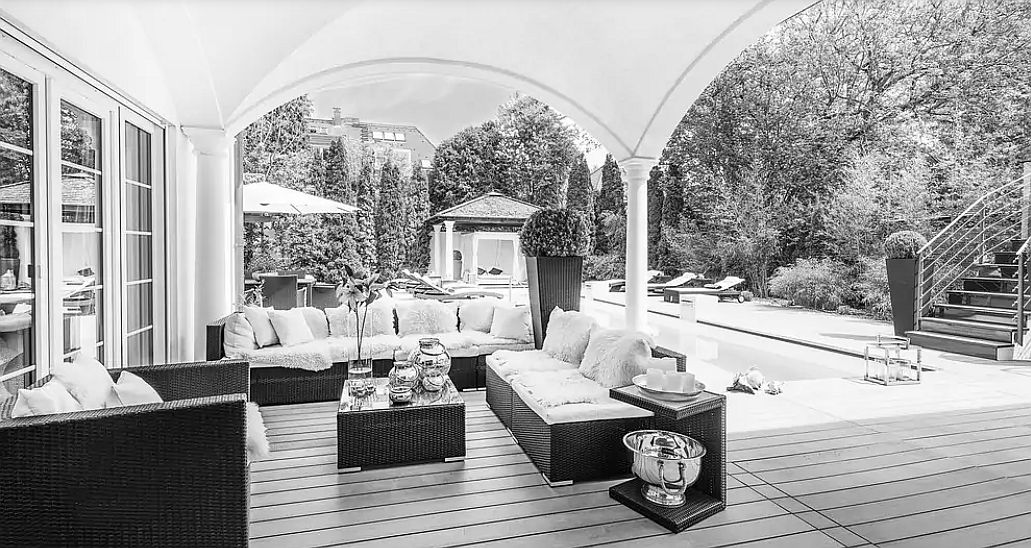 Divat, ha van elég pénzed: tóparti medencés ház