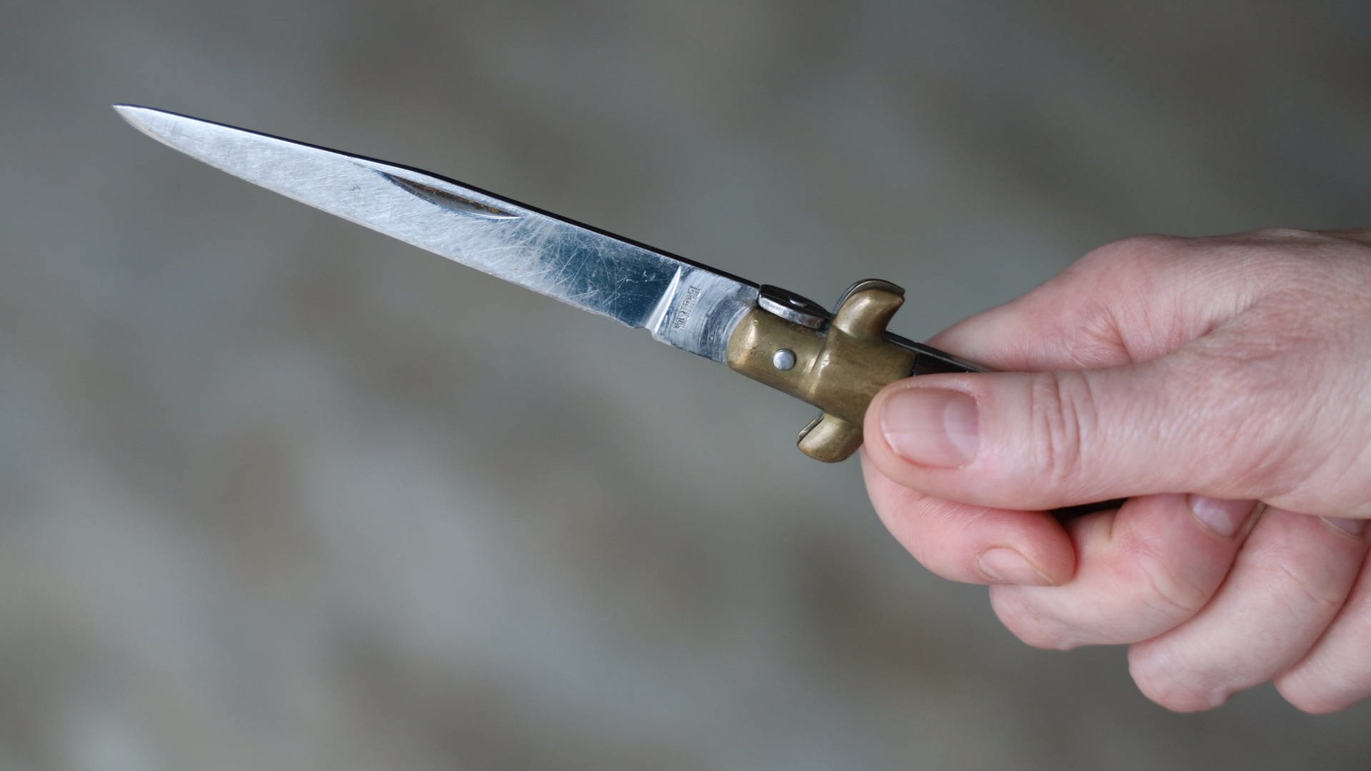 Zaklatta, megerőszakolta a feleségét, majd késsel támadt rá