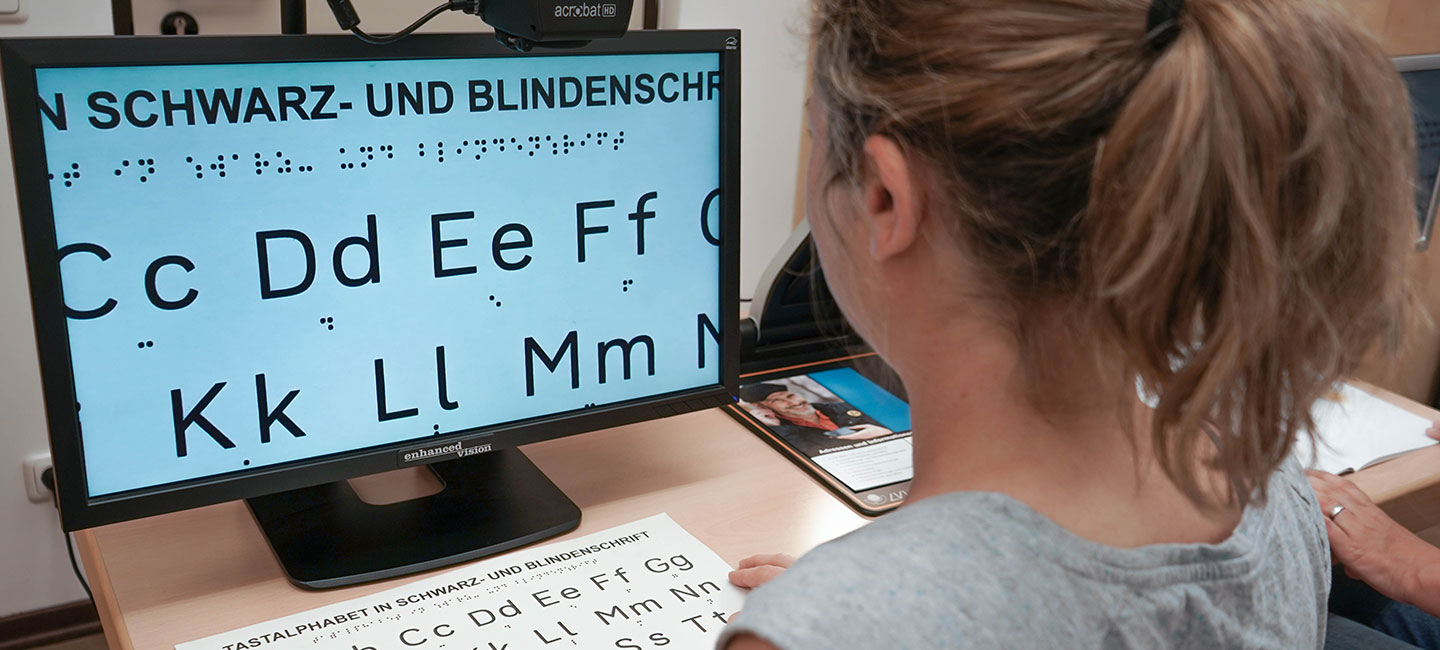 Esélyteremtés számítógépekkel a fehér bottal járóknaka fehér bot napja