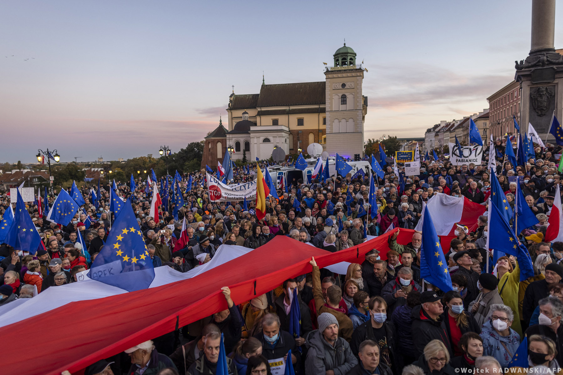 Illegitimnek tekinti az Európai Parlament a lengyel alkotmánybíróságot