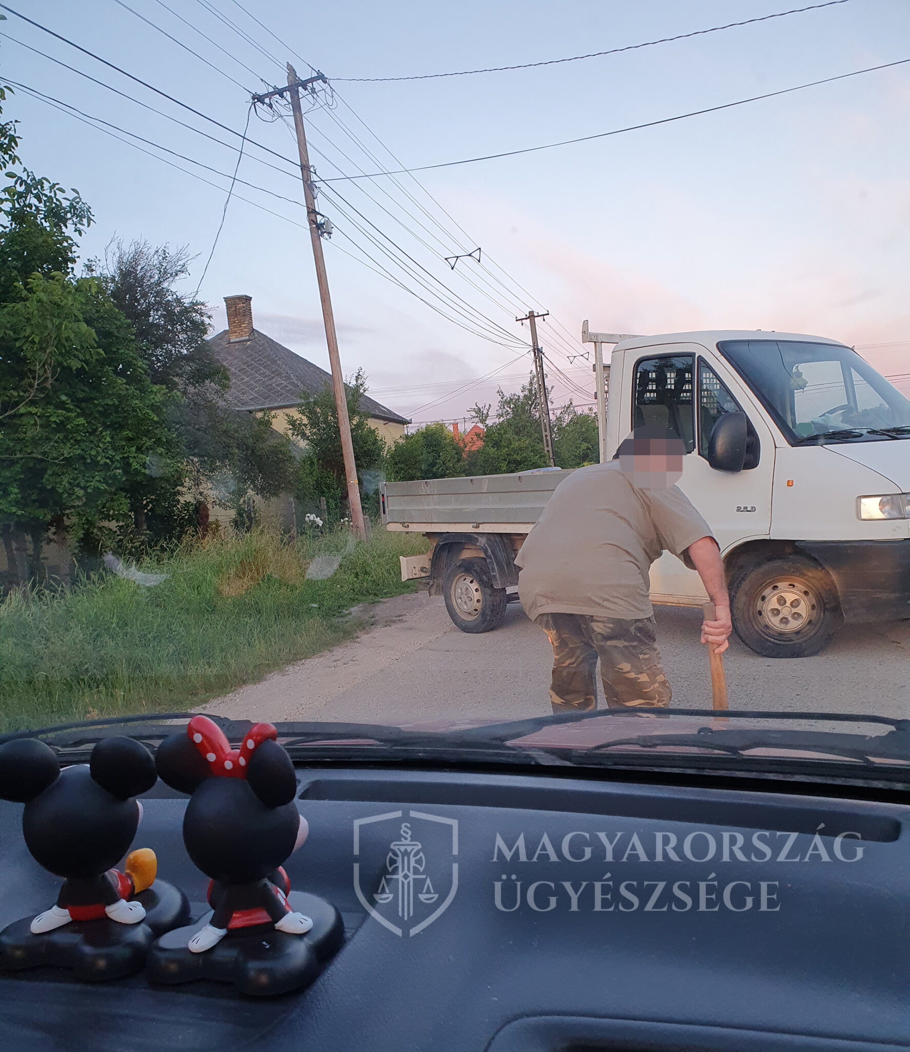 Baltával követelte a tűzifa árát