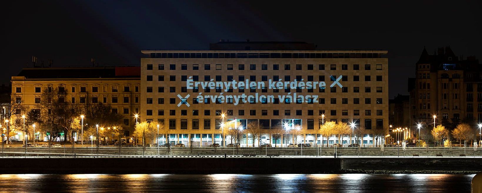 Érvénytelen kérdésre érvénytelen választ – fényfestés a Képviselői Irodaházon