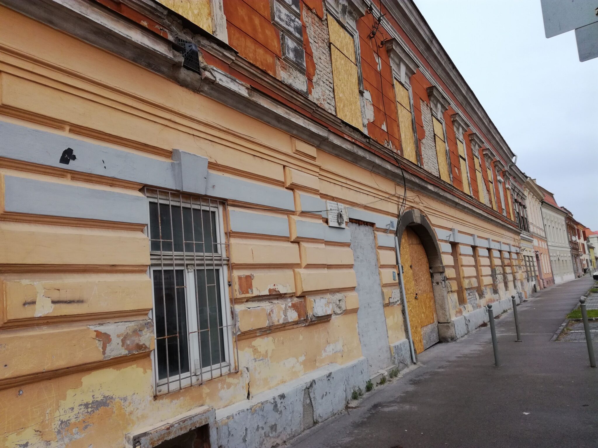 Szép város ám Győr, csak sebek borítják (4.)