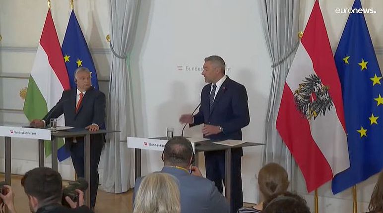 Füttykoncert fogadta Orbánt Bécsben – „lehet, hogy félreérthetően fogalmaztam”