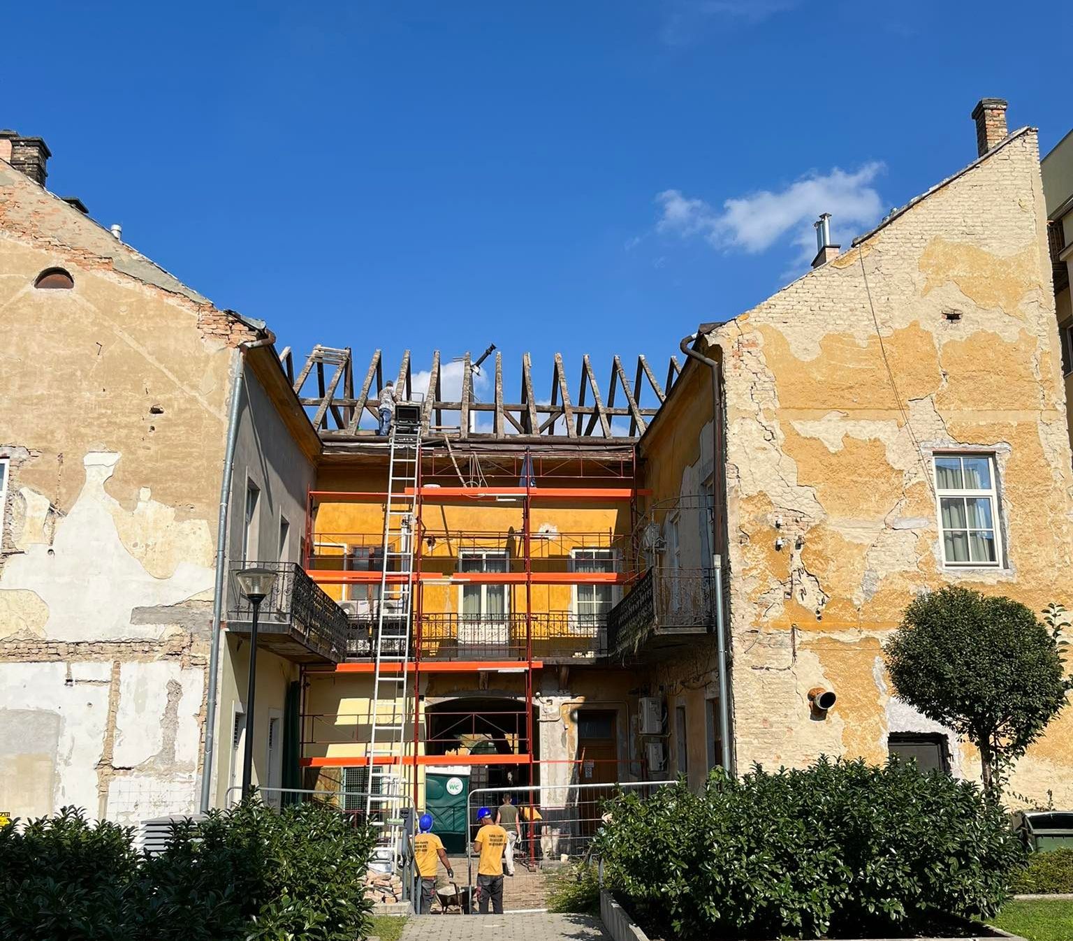 Meglátták: beszakadhat a tető és romos az udvar