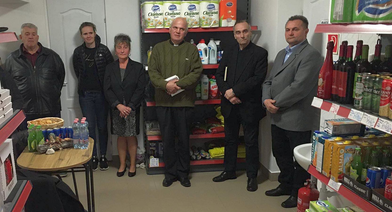 Nagyemberek avattak kisboltot