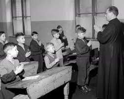 A hitoktatók már a pénzüknél vannak: Orbánék 61 000 Ft-tal emelik a bérüket