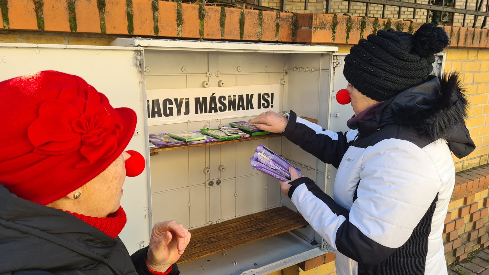Bohócdoktorok töltik meg az éhezőket segítő szeretetládákat