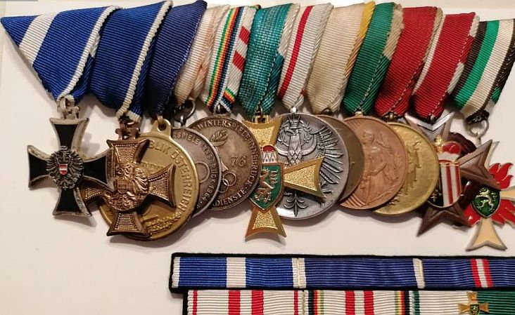 Van, aki, tüntet és van, aki kitüntet