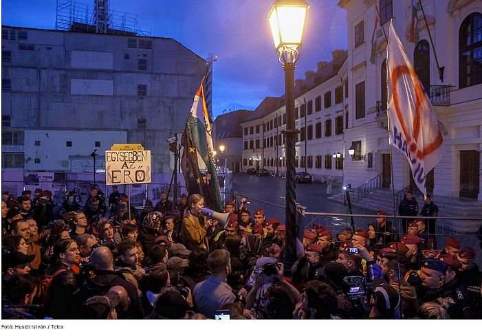 Pedagógussztrájkkal és tüntetéssel kezdődött a hét
