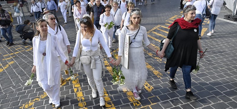 Magyar anyák a Várban: virággal jöttek, nem karóval