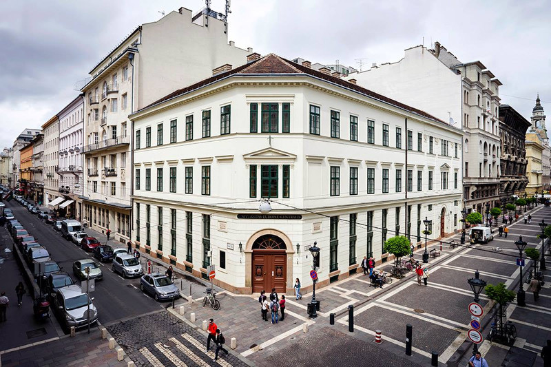 A háború értelmező szótára – ifjú hősökről a Láthatatlan Egyetemen