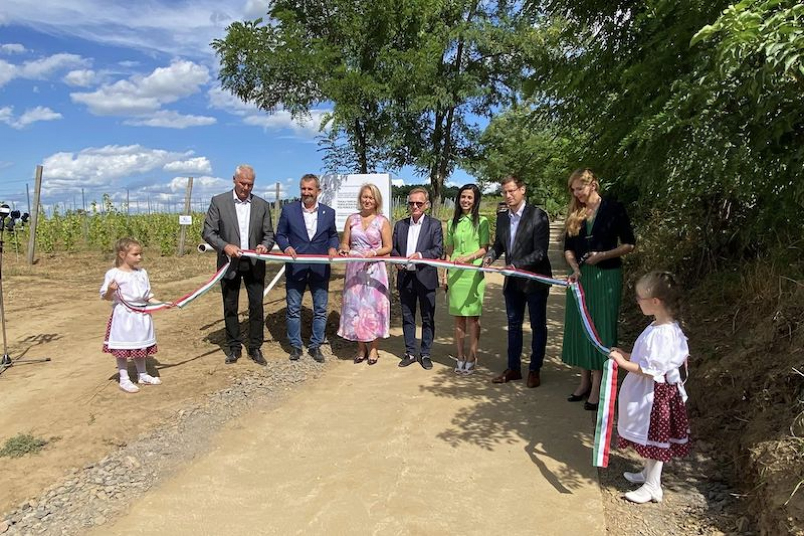Négy férfi, két nő, egy miniszter, egy szalag – és az átadott dűlőút legendája