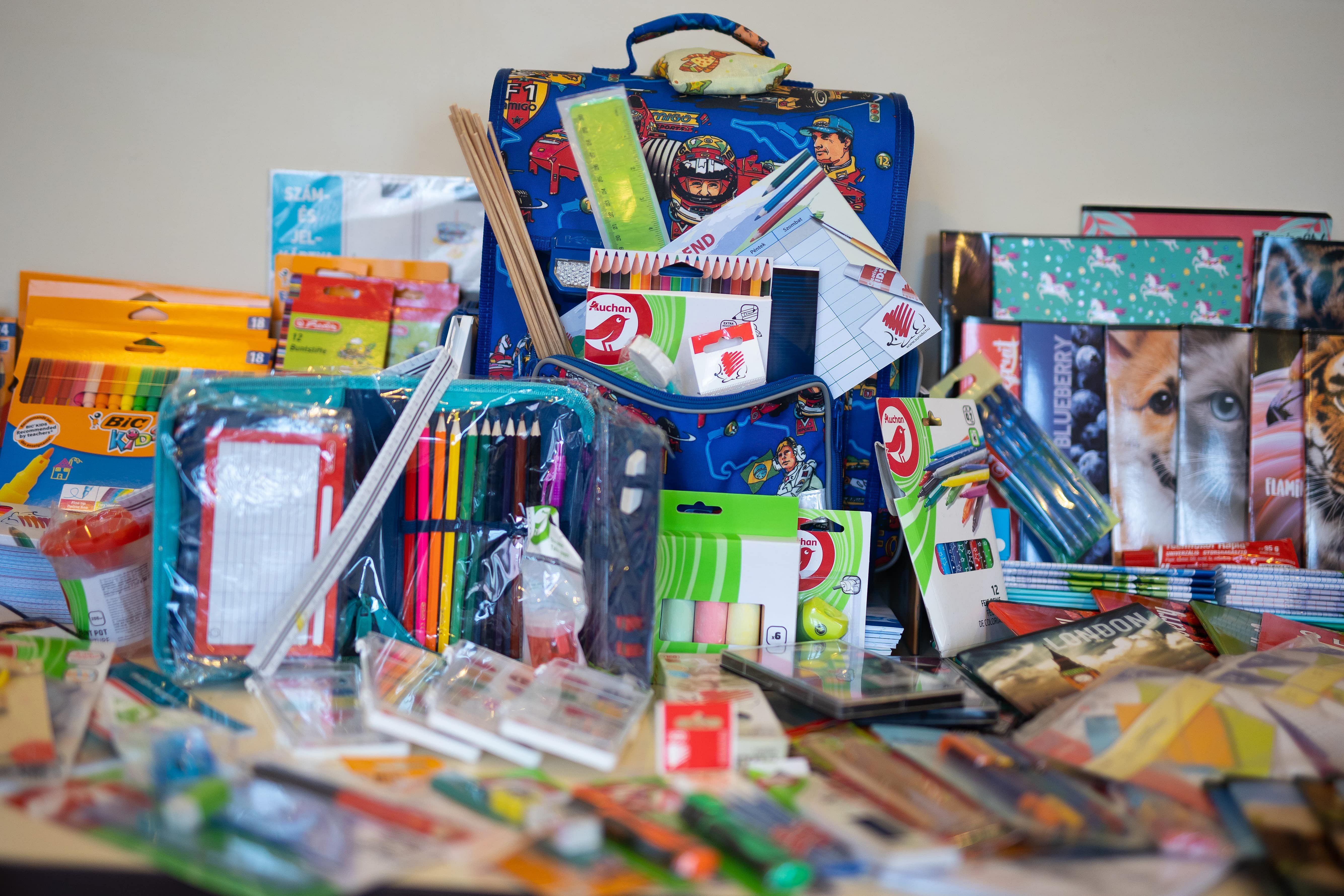 Tízezernél több iskolás jutott tanszerhez az Auchan-gyűjtésből