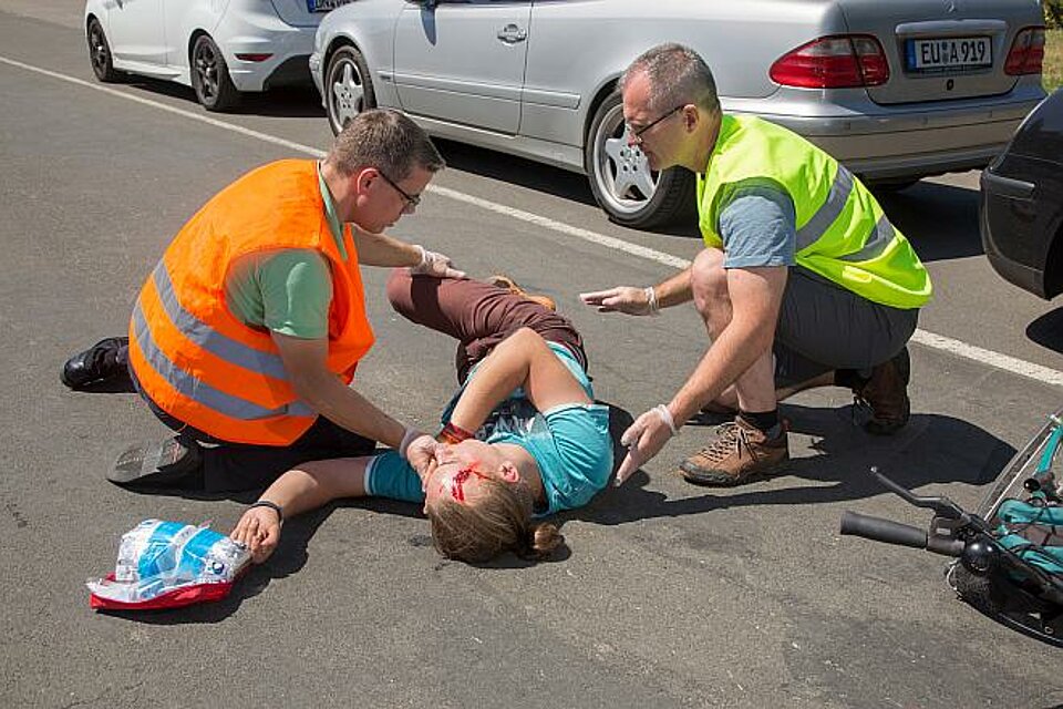 Tízezrek tanulnak elsősegélyt a Magyar Vöröskeresztnél