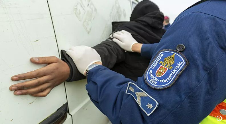 Szabadon engedtek 1634 elítélt embercsempészt