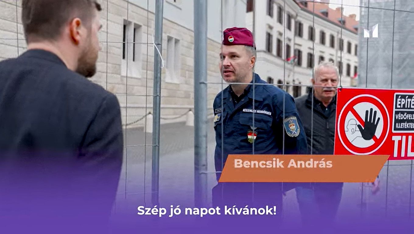 Ember, most jöttünk a Karmelitából!