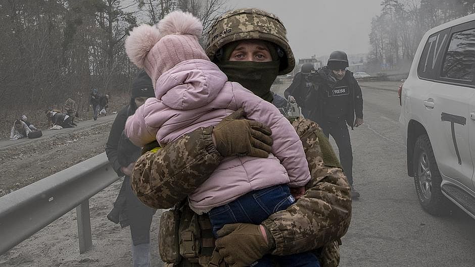 A békegalamb golyózáporban száll, a jövő bizonytalan