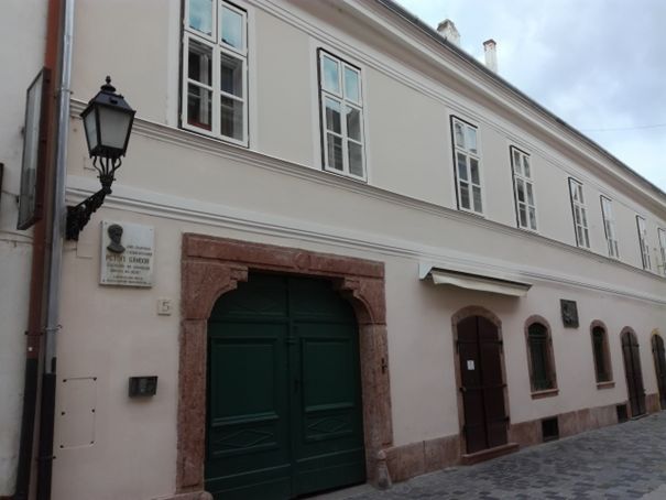 Kívül huj, belül juj