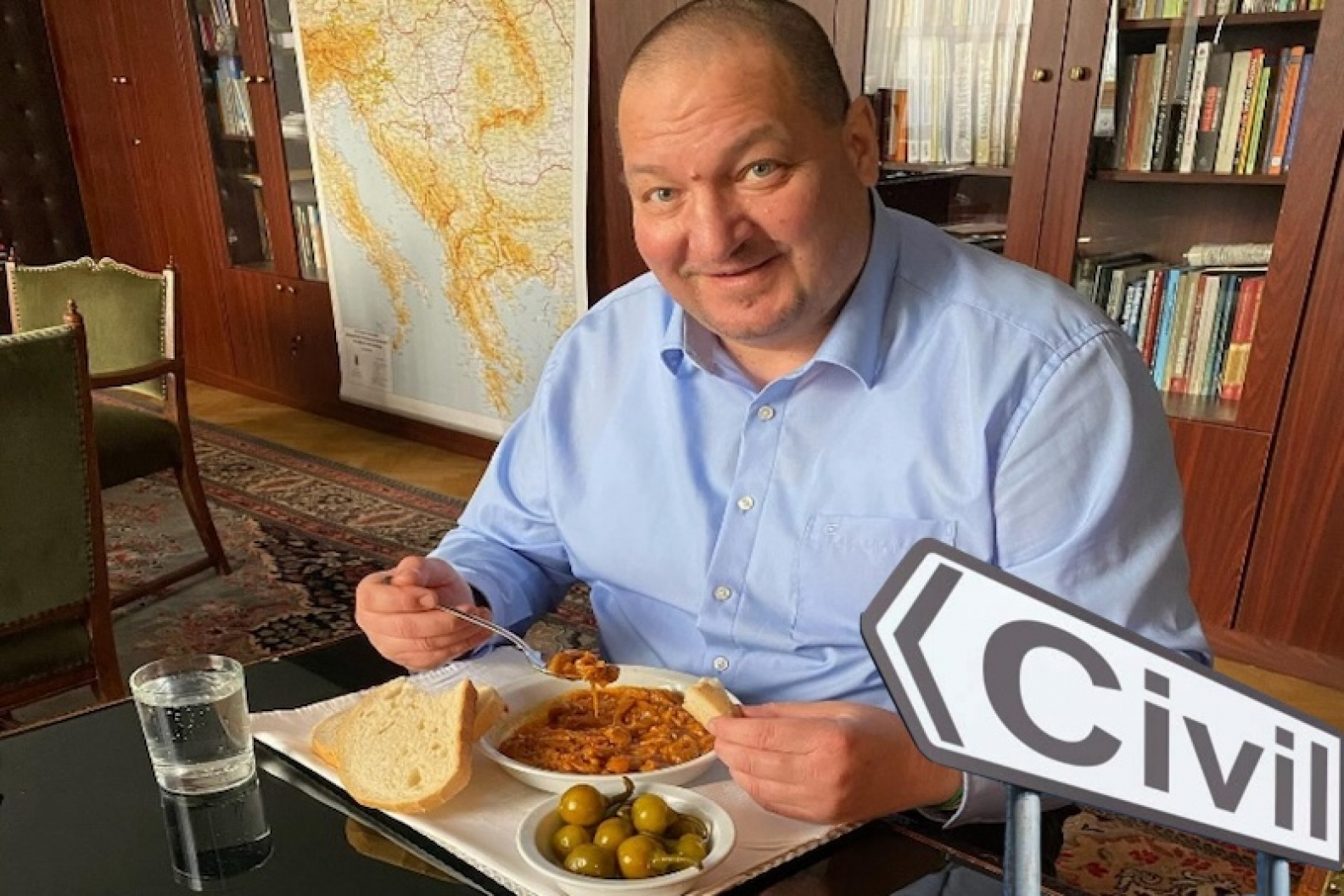 Civiles nyúljás pacal