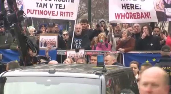 Durván kifütyülték Orbánt és Ficót Prágában