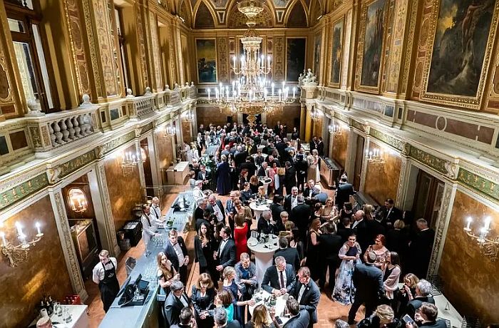 Lazacos szendvics és pezsgő – avagy: kitűnő operaháza van a büfének