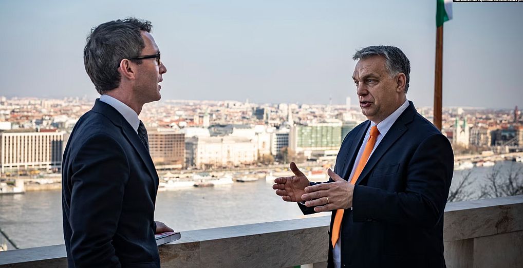 Akié a média, azé a hatalom – Orbánék jobboldali brit újságírót pénzelnek