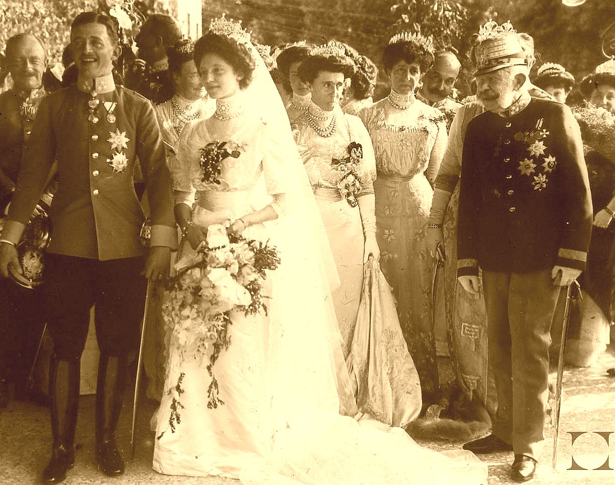 Az újságíró archívumából – Az utolsó magyar királyné, pármai Bourbon Zita temetése