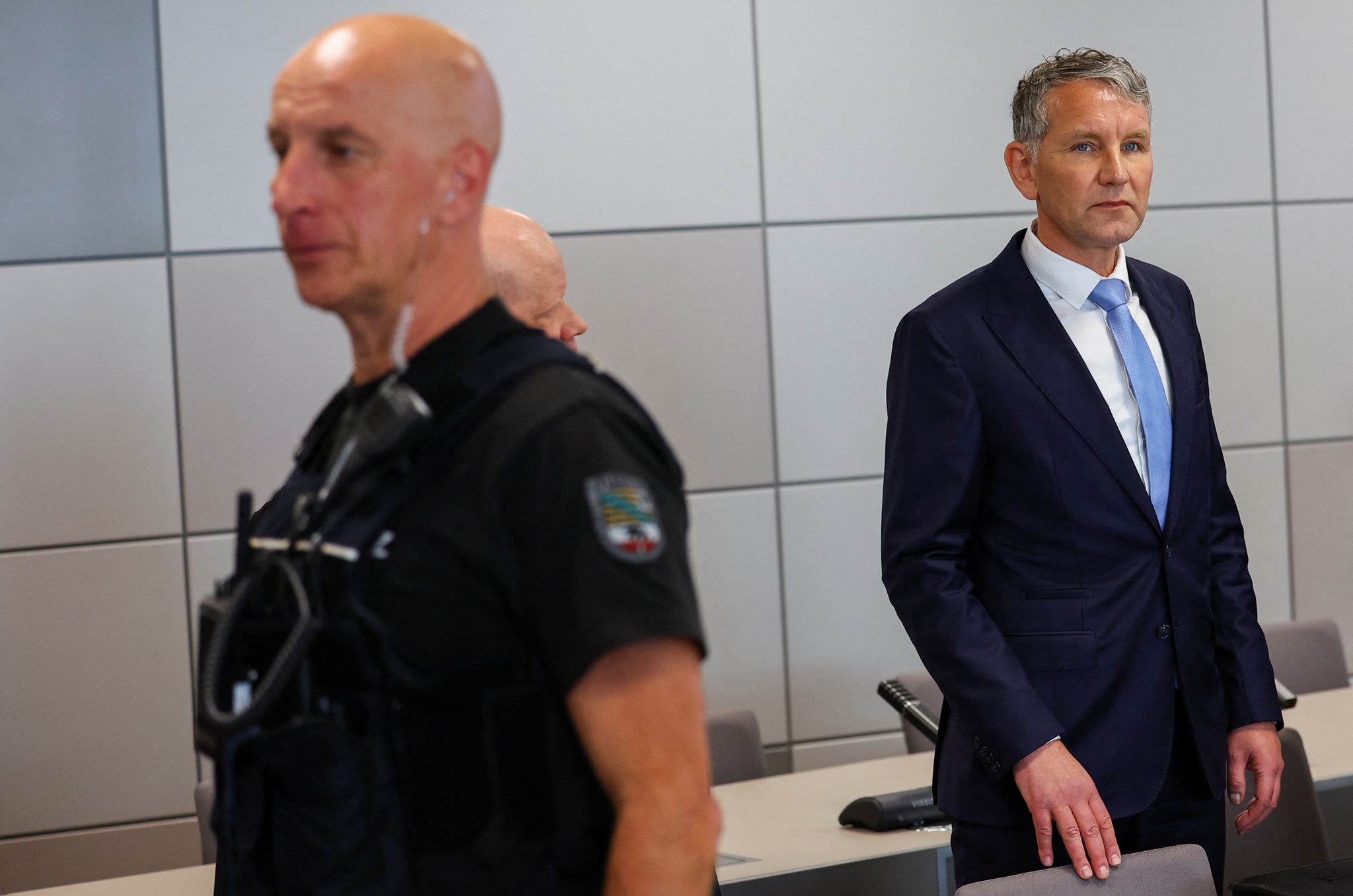 A vád: alkotmányellenes náci és terrorista szervezet jelképeinek használata