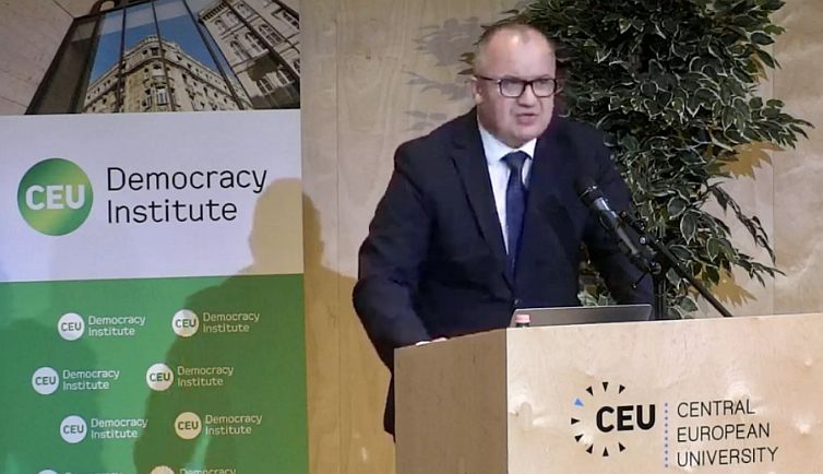 A lengyel kormány viharos gyorsasággal állítja vissza a jogállamot