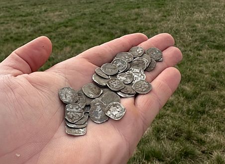 Középkori ezüst áldozókészletet és bécsi filléreket találtak a régészek