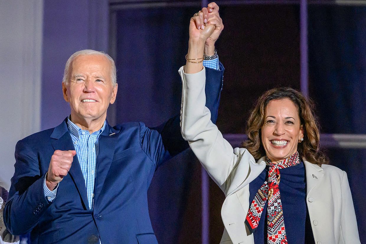 Az elnökjelöltségtől visszalépett Joe Biden Kamala Harrist támogatja új jelöltként