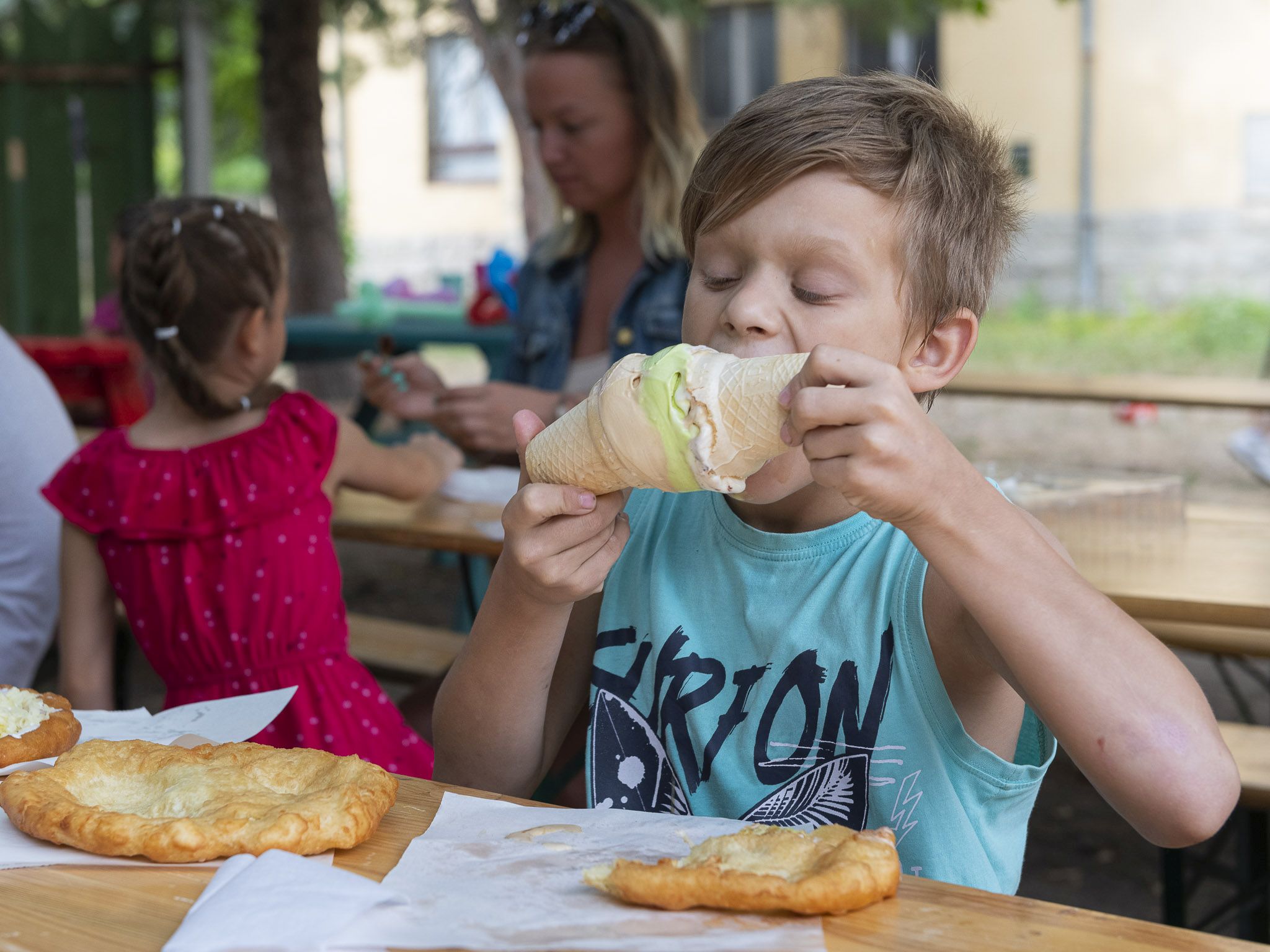 Hajléktalanszállókra, gyermekotthonokba viszi a Balatont a Budapest Bike Maffia