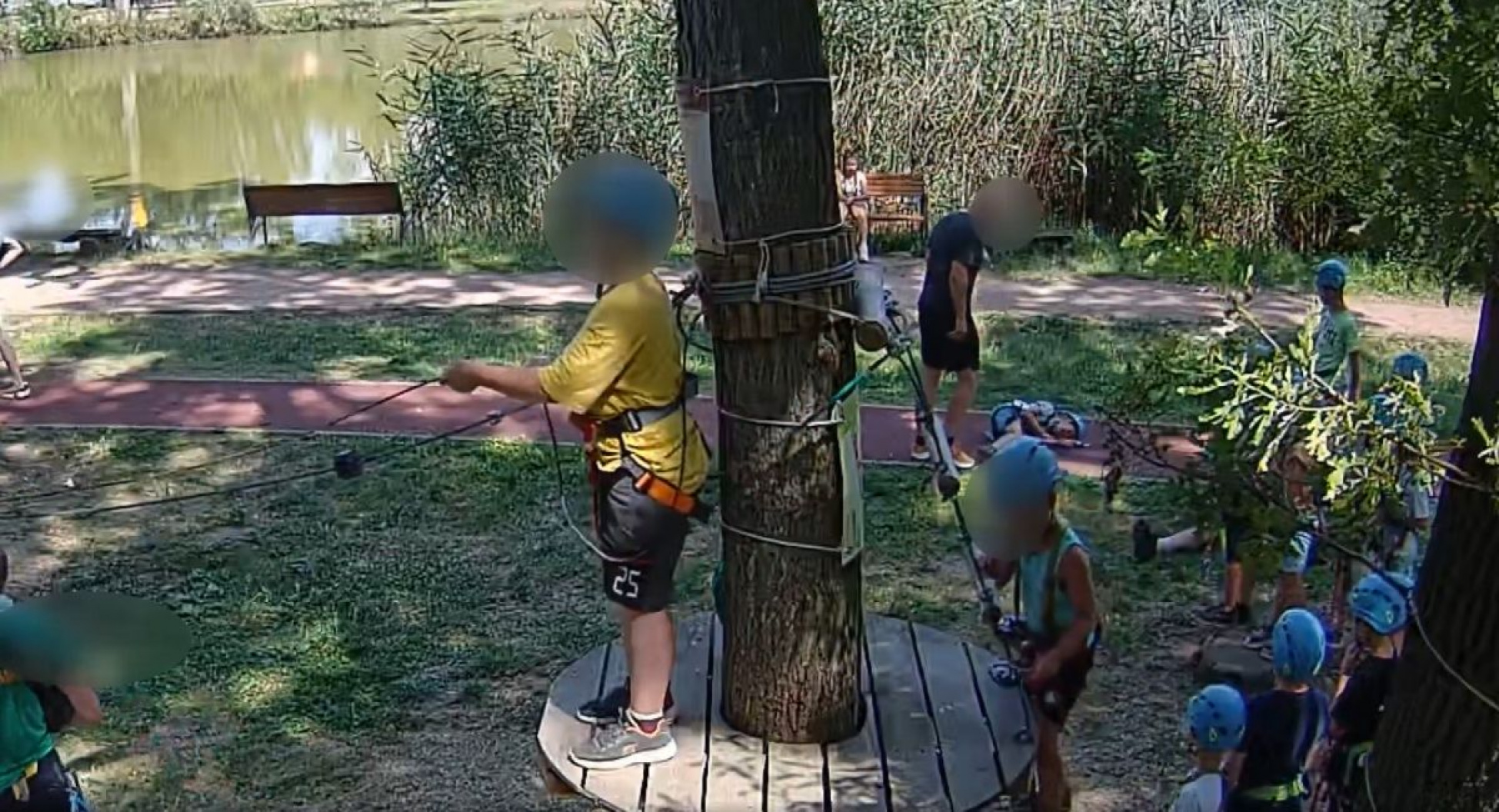 A rendszer alapja: az erős felrúgja a gyengébbet