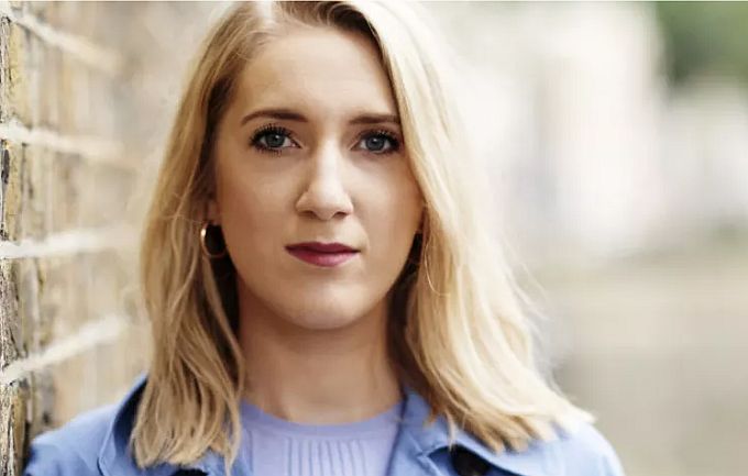 Újságíróból nemzetközi rangú regényíró – Stacey Halls: „Az Uránia-ház”