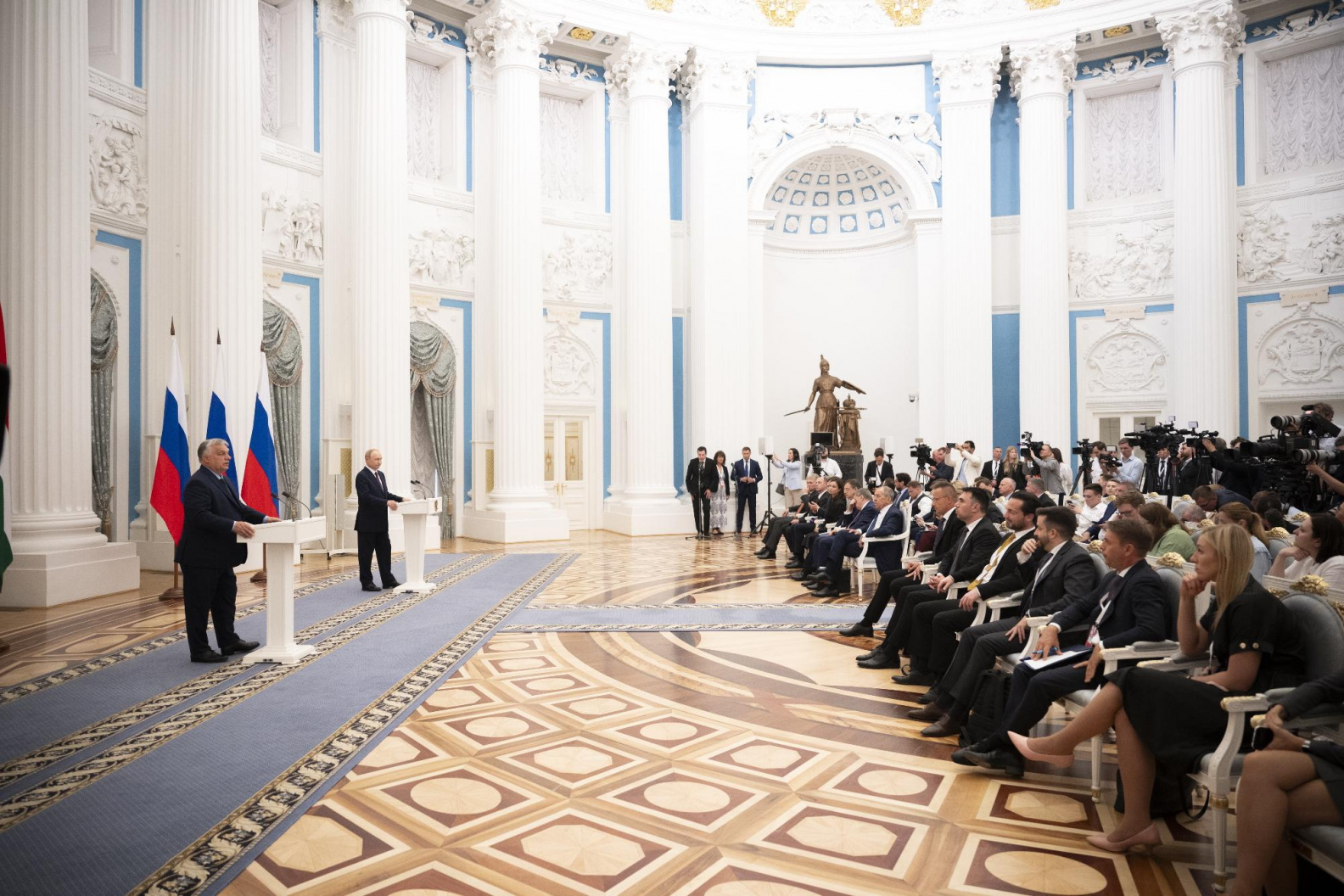 Ez nem idegenforgalom! Miért akar a kormány sok oroszt beengedni a Nemzeti Kártyával?