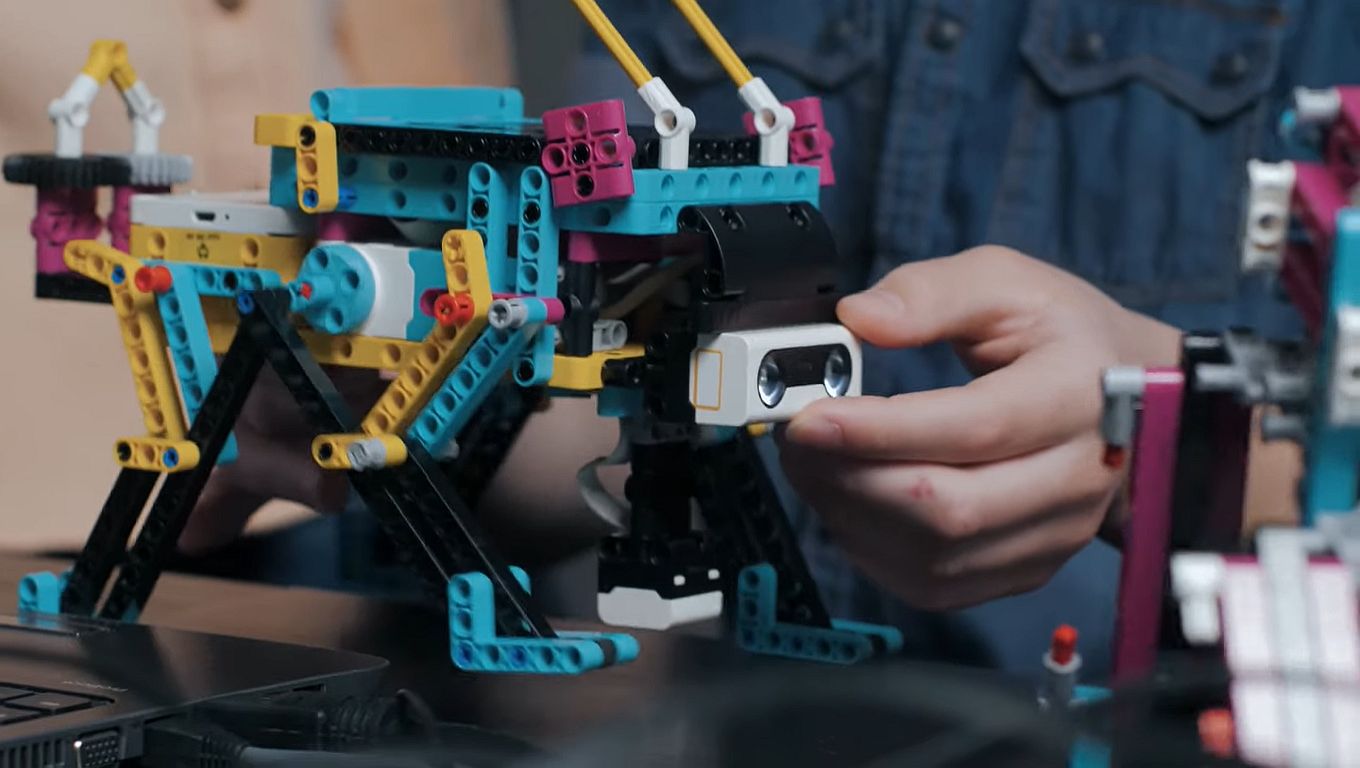 INFO Kitchen: robotokkal tanulnak programozni a fiatalok