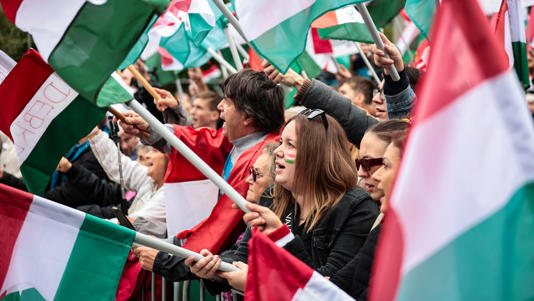 Tüntetés az MTVA székháza előtt: sok hűhó semmiért