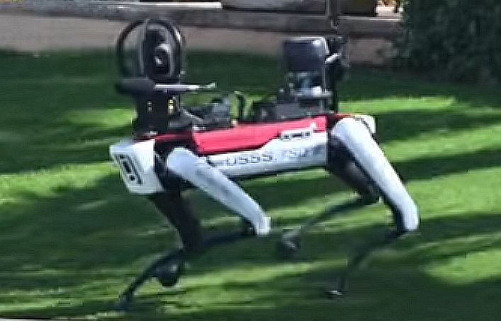 Robotkutyával védik Donald Trumpot