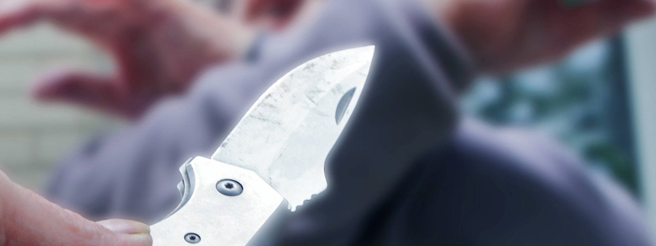 Késsel fenyegette volt barátnőjét a nyílt utcán – hét évet kaphat