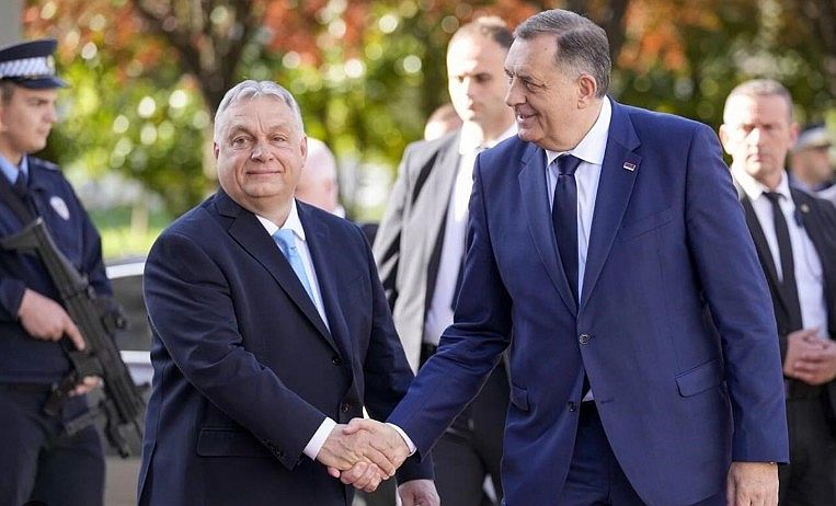 Orbán ráült a puskaporos hordóra a Balkánon – gépfegyverrel őrzött kézfogó