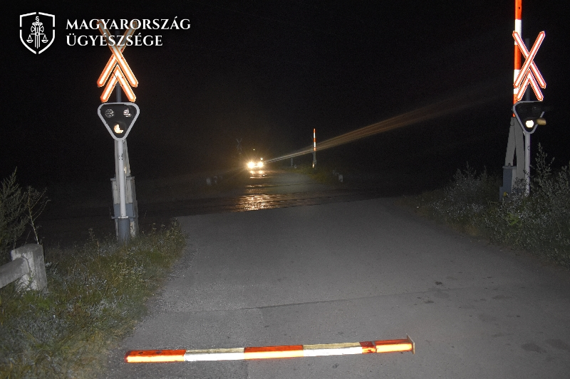 Rendőrök elől menekült: letörte a sorompókat