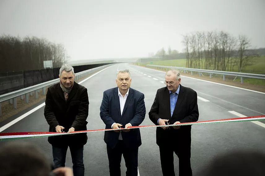 Orbán Viktor átvág